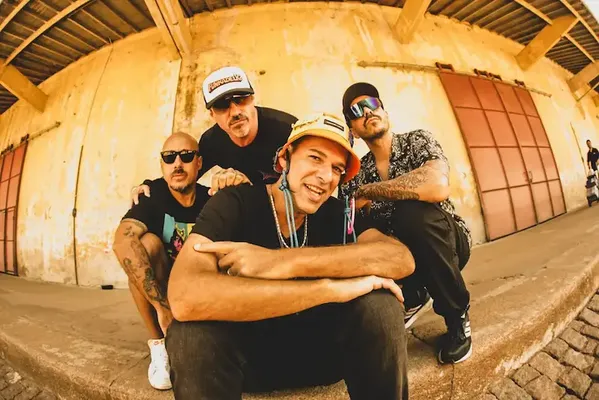 Foto promocional da banda Comunidade Nin-Jitsu
